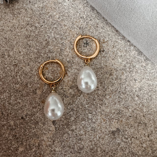 Mini gold hoop pearl earrings *NEW*