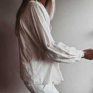 VINTAGE WHITE floaty flower blouse *NEW*