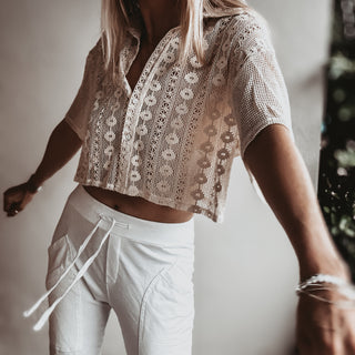 VINTAGE WHITE flower short sleeved blouse *NEW*