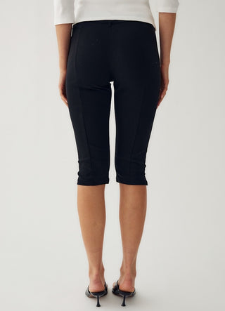 Black Capri pants *NEW*