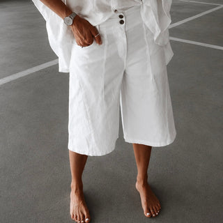 White Bermuda shorts *NEW*