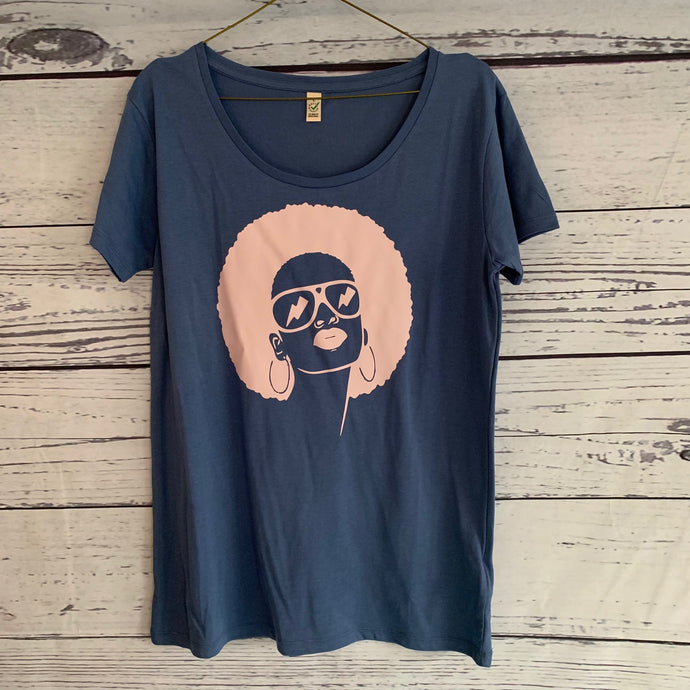 Pink face on a denim blue tee (uk 14)