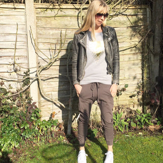 Metallic gold triangles on light grey sweat