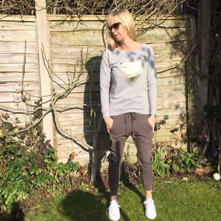 Metallic gold triangles on light grey sweat