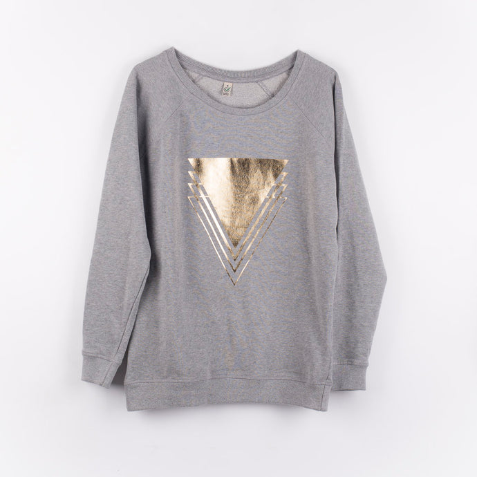 Gold triangles on a light grey sweat
