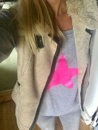 Neon pink star on light grey sweat