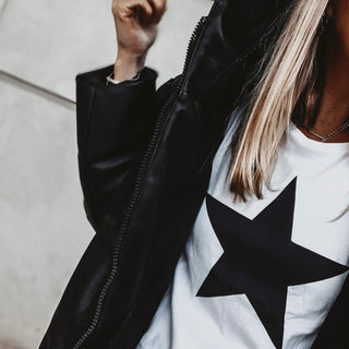 White tee with black star 🖤 *fitted style*