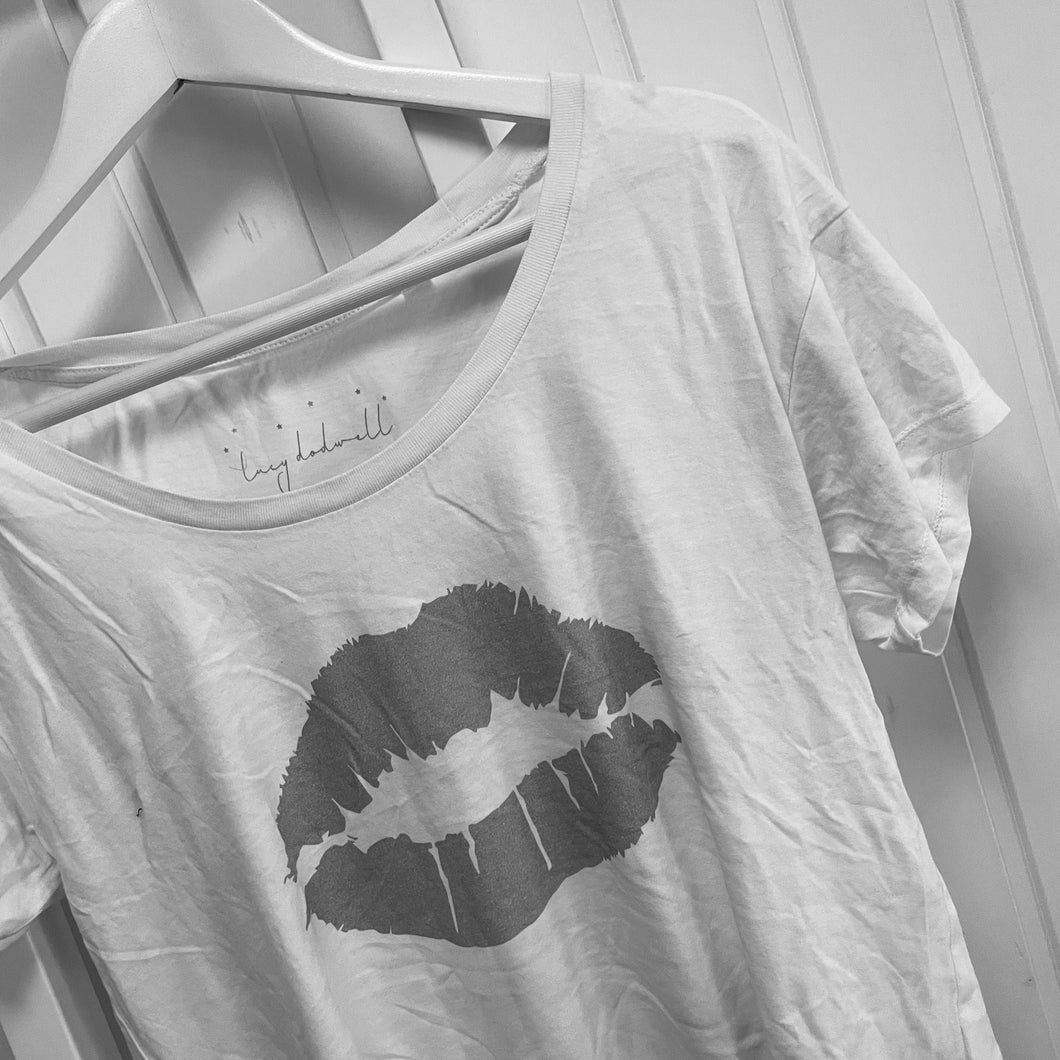Grey lips tee *preloved*