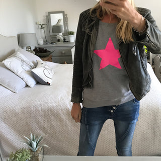 Neon pink star on light grey sweat