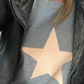 Dusty beige/pink star on a light grey sweat (M)