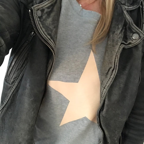 Dusty beige/pink star on a light grey sweat (M)