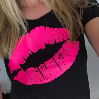 Neon pink lips on black tee (M)