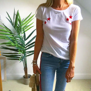 Little scattered red stars on a white tee (m)