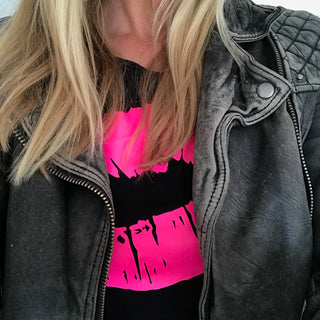 Neon pink lips on black tee (M)