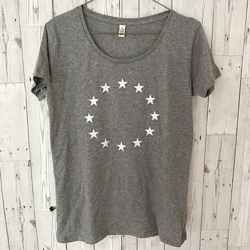White circle of stars on grey tee (m)