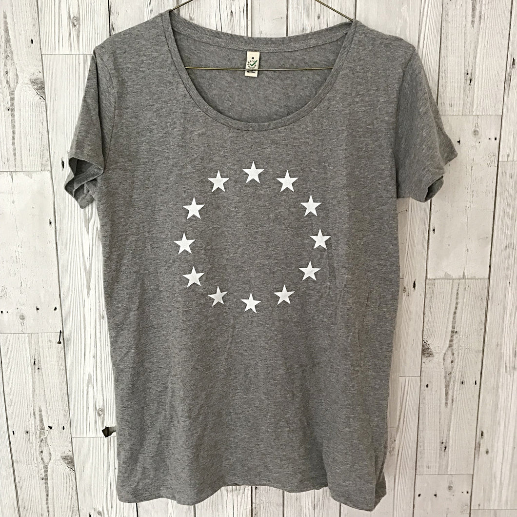 White circle of stars on grey tee (m)