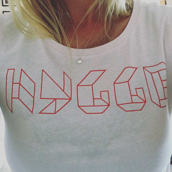 Hygge triangle font red on pink tee