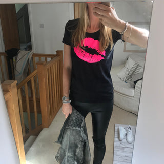 Neon pink lips on black tee (M)
