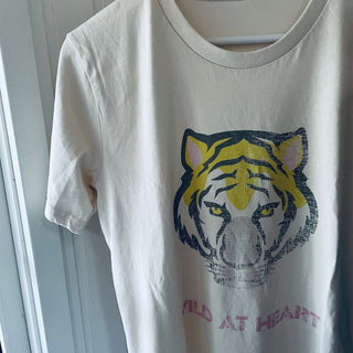 Cream lion tee  (uk 10-12)